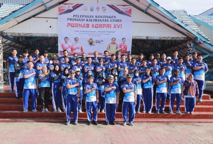 FOTO BERSAMA : Kontingen Kaltara foto bersama dengan Gubernur Kaltara Zainal A Paliwang seusai pelepasan di Lapangan Agatis Tanjung Selor, Bulungan, Senin (10/7) pagi tadi. (DKISP)
