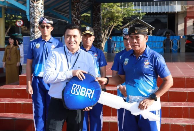 CSR : Pemprov terima bantuan satu unit Mobil Ambulans program CSR dari bank BRI Cabang Tanjung Selor, Senin (10/7). Bantuan CSR oleh Bank BRI Cabang Tanjung Selor diterima langsung oleh Gubernur Kaltara, Zainal Paliwang usai menggelar Apel Pagi Gabungan di Lapangan Agatis Tanjung Selor.