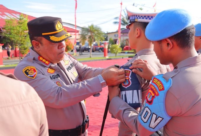 OPERASI: Kapolresta Bulungan, Kombes Pol Agus Nugraha saat memberikan tanda kepada petugas sebagai tanda dimulainya operasi patuh di Bulungan.