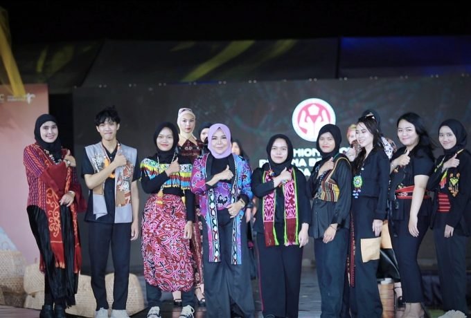 EVENT INTERNASIONAL : Ketua Dekranasda Kaltara, Hj Rachmawati Zainal, SH membawa desainer muda asal Kaltara pada Limoff 2023 di Merumata Hotel.