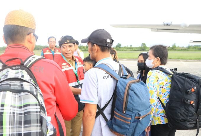 LAUNCHING : Gubernur Kaltara saat bercengkramah dengan para penumpang sebelum terbang di Bandara Internasional Juwata Tarakan.