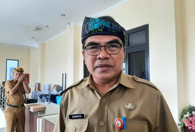 JAWABAN: Sekprov Kaltara Suriansyah saat memberikan jawaban terhadap pandangan umum Ranperda Pajak dan Retribusi Daerah.