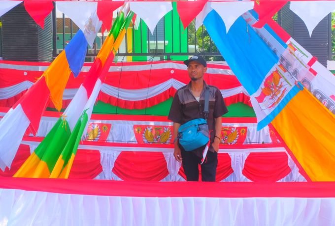 JUAL BENDERA: Igun (40) saat berada di depan Kantor Urusan Agama (KUA) Jalan Jenderal Sudirman, Kelurahan Pamusian, Kecamatan Tarakan Tengah (FOTO: OKTA BALANG/BENUANTA)