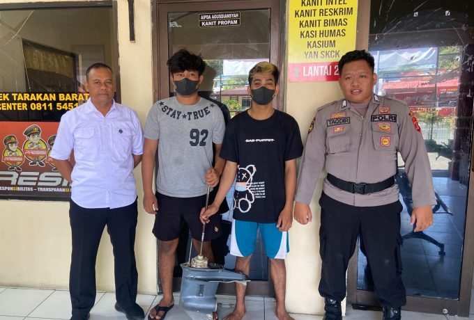 DIPERLIHATKAN: Kedua pelaku bersama barang bukti hasil curian yang diperlihatkan polisi kepada awak media di Polsek Tarakan Barat. (Foto: Endah Agustina/Benuanta)