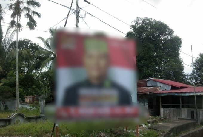 BALIHO : Salah satu baliho yang terpasang di jalan di Kelurahan Nunukan Selatan (FOTO: Istimewa)