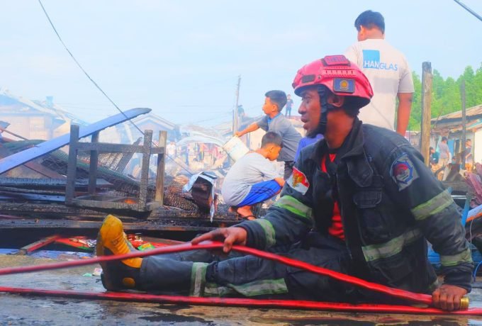 LELAH: Petugas pemadam kebakaran sedang beristirahat usai bertarung memadamkan api (FOTO: OKTA BALANG/BENUANTA)