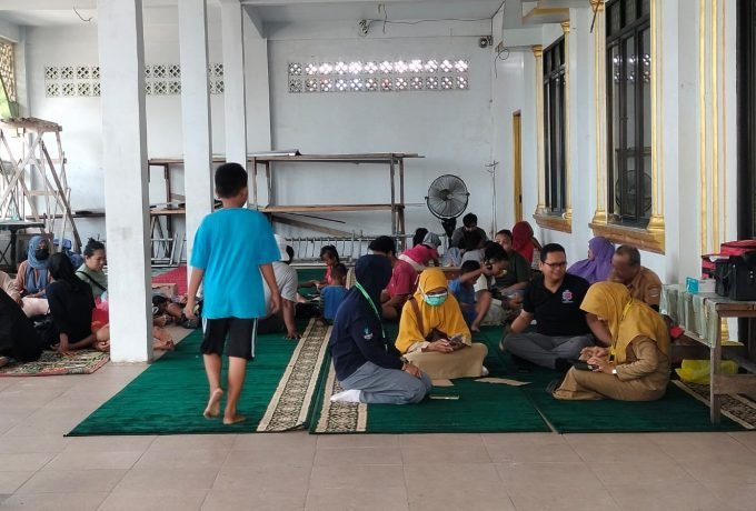 POSKO: Kondisi para korban kebakaran yang berada di posko pendataan korban kebakaran di Masjid Al Muhajirin, Kelurahan Selumit Pantai (FOTO: SUNNY CELINE/BENUANTA)