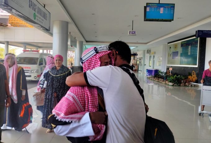 PULANG: Suasana jemaah haji saat dijemput pihak keluarga di Bandara Juwata Tarakan, Kamis (3/7/2023). ( FOTO: SUNNY CELINE/BENUANTA)
