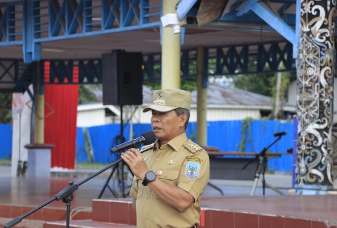 BERI ARAHAN : Gubernur Kaltara, Drs H Zainal A Paliwang SH, M.Hum memberikan arahan pada apel pagi di Lapangan Agatis, Senin (21/8).