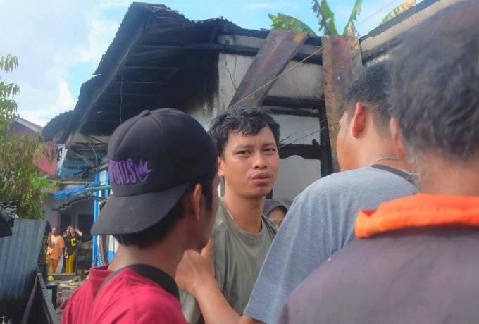 TERBAKAR menjinakkan si jago merah