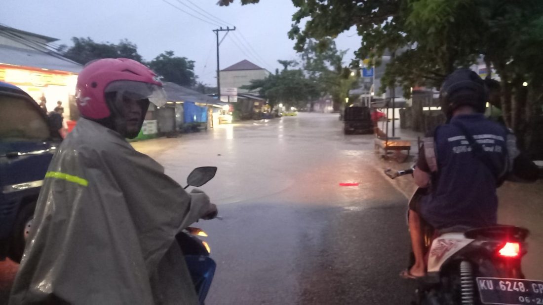 Intensitas Hujan Tinggi Banjir Genangi Jalan Slamet Riyadi Benuanta