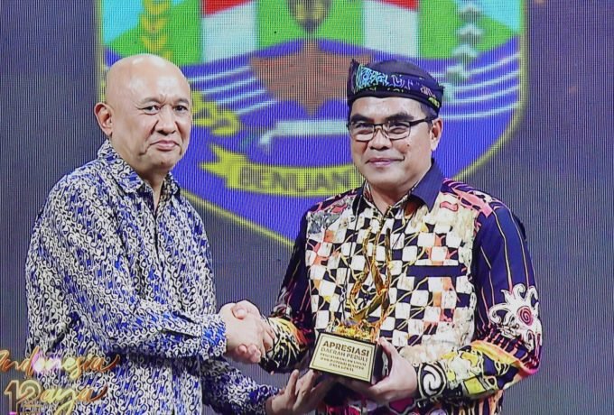 TERIMA : Sekprov Kaltara saat menerima penghargaan yang diraih Provinsi Kaltara.