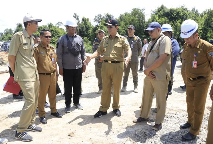 KUNJUNGAN LAPANGAN : Wagub Kaltara, Dr Yansen TP, M.Si meninjau pembangunan Gedung Diklat yang dibangun di KBM Tanjung Selor, Selasa (12/9) lalu.