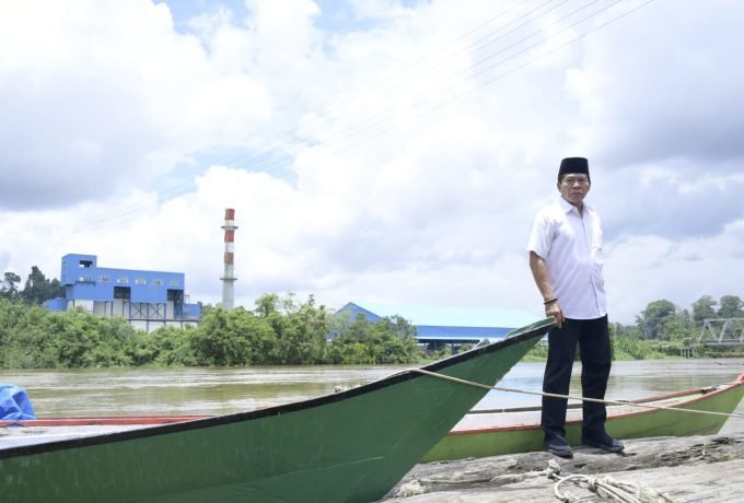 BERKUNJUNG: Gubernur Kaltara saat mengunjungi salah satu wilayah di Tanjung Rumbia.