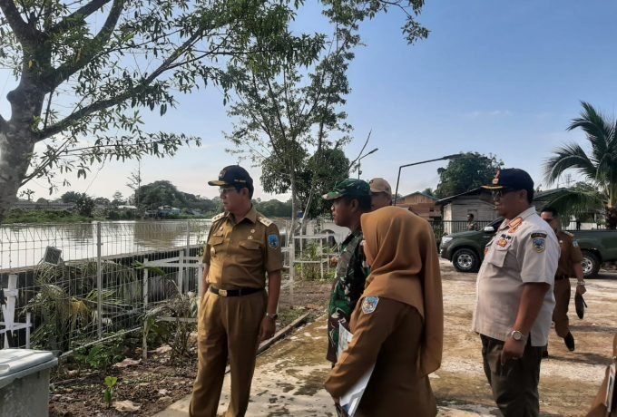 MONEV: Wagub Kaltara Yansen saat lakukan monev pekerjaan normalisasi Sungai Selor.