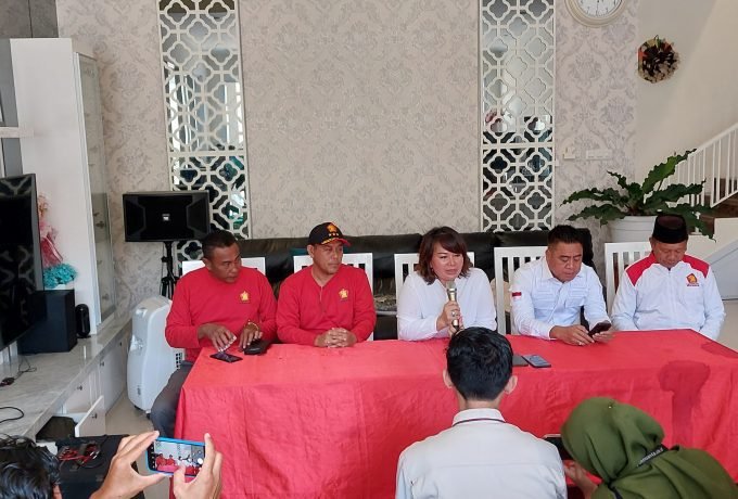 JUMPA PERS : Ketua DPD Gerindra Kaltara, Ibnu Saud (kiri) bersama kader baru Gerindra, Norhayati Andris (kanan) saat melakukan jumpa pers dengan awak media pada Rabu, 4 Oktober 2023. (Foto: Endah Agustina/Benuanta)