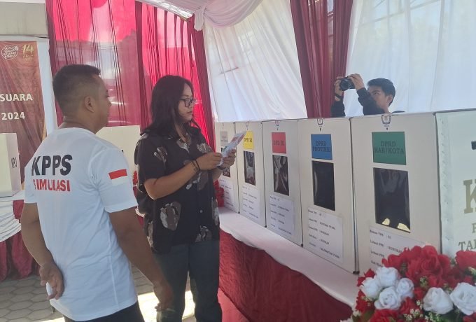 SIMULASI : Wartawan benuanta.co.id, saat mengikuti simulasi Pemilu di Alun-alun Nunukan (FOTO: Ist)