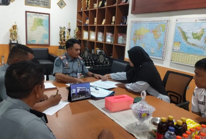 DISERAHKAN: Proses penyerahan surat pemberitahuan pindah memilih oleh KPU Tarakan kepada pihak Lapas Tarakan (FOTO: SUNNY CELINE/BENUANTA)
