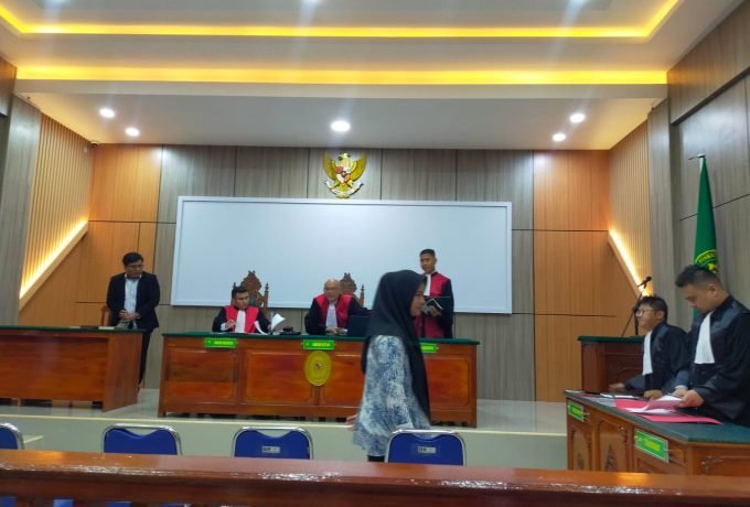 SIDANG : Siti Rosita caleg muda yang tersandung kasus money politic saat menjalani sidang perdana. (FOTO: Novita A.K/ BENUANTA)