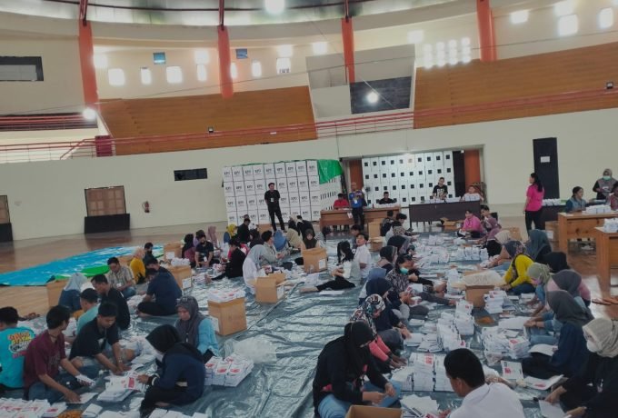 SUARAT SUARA : Suasana penyortiran dan pelipatan surat haRi pertama digedung Dome Sport Center yang diikuti ratusan orang.