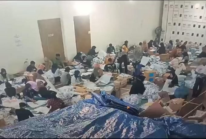 SORTIR : Pihak KPU saat melakukan pengawasan sortir dan lipat surat suara melalui CCTV (FOTO: SUNNY CELINE/BENUANTA)