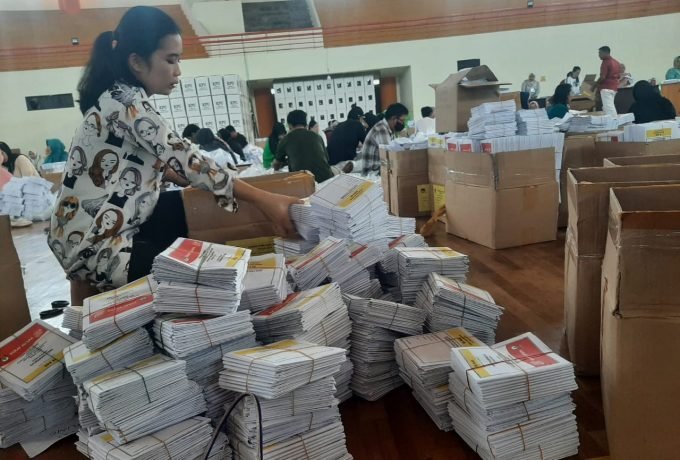 PENYUSUNAN: Petugas setelah selesai melipat dan langsung melakukan penyusunan.