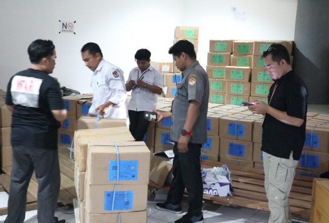 PERNGAWASAN : Ketua Bawaslu Bulungan Dwi Suprapto saat melakukan pengawasan sortir dan pelipatan surat suara oleh KPU Bulungan.