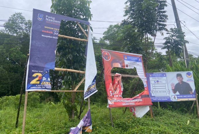 RUSAK: Penampakan baliho yang dirusak di daerah Keramat. (FOTO: SUNNY CELINE/BENUANTA)