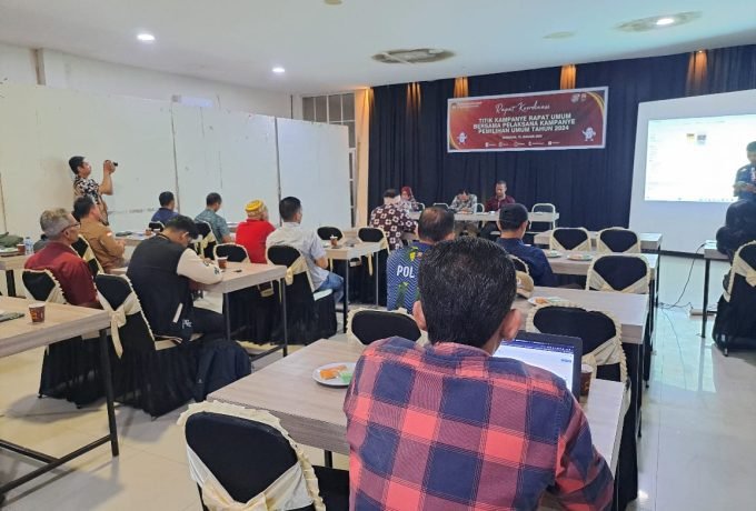 RAPAT : KPU Kabupaten Nunukan saat menggelar rapat koordinasi titik kampanye terbuka untuk Pemilu 2024. (FOTO: Darmawan/benuanta.co.id)