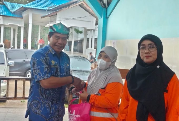 BANTUAN: Gubernur Kaltara, Zainal Arifin Paliwang saat memberikan bantuan kepada petugas kebersihan secara simbolis (FOTO: SUNNY CELINE/BENUANTA)