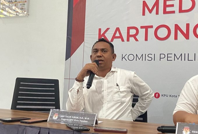 PAPARAN : Anggota KPU Tarakan, Abu Talib Ilham saat menyampaikan paparannya dalam sosialisasi penyelenggara pemilu yang diminta netral selama bertugas. (Foto: Endah Agustina/Benuanta)