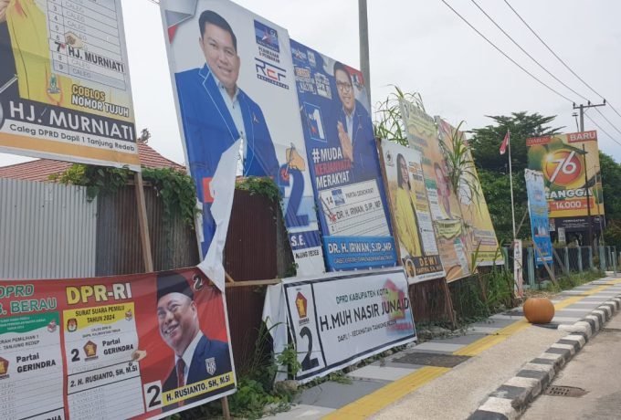 ROBEK: Beberapa baliho calon legislatif DPRD di Kabupaten Berau tampak robek. Hal ini pun mendapat perhatian dari Bawaslu Berau untuk masing-masing parpol memperbaiki APK masing-masing.