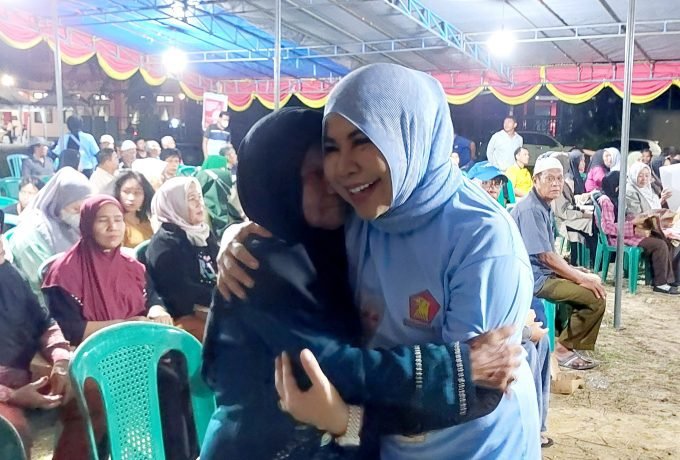 RAMAH : Hj Rachmawati Zainal memeluk seorang pendukungnya yang sudah lanjut usia datang menyaksikan sosialisasi politik yang digelar di RT 27 Kelurahan Pamusian, Kota Tarakan.