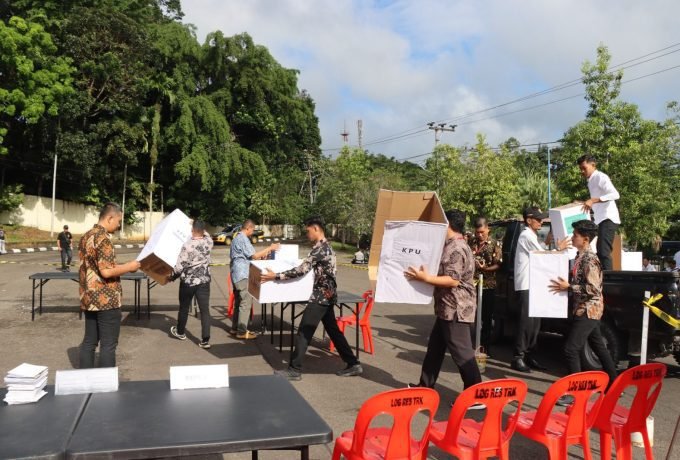 SIMULASI: Simulasi BKO Satlinmas saat bertugas menjelang hari H Pemilu digelar di halaman Pemkot Tarakan pada Jumat, 2 Februari 2024. (Dok: Humas Polres Tarakan)