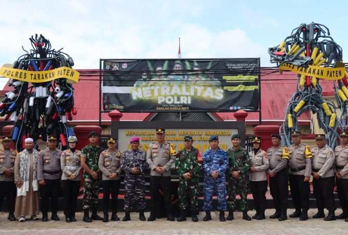 BERDIRI KOKOH: Dua unit monumen robot knalpot racing yang berdiri kokoh di depan Mako Polres Tarakan setelah diresmikan. (Dok: Humas Polres Tarakan)