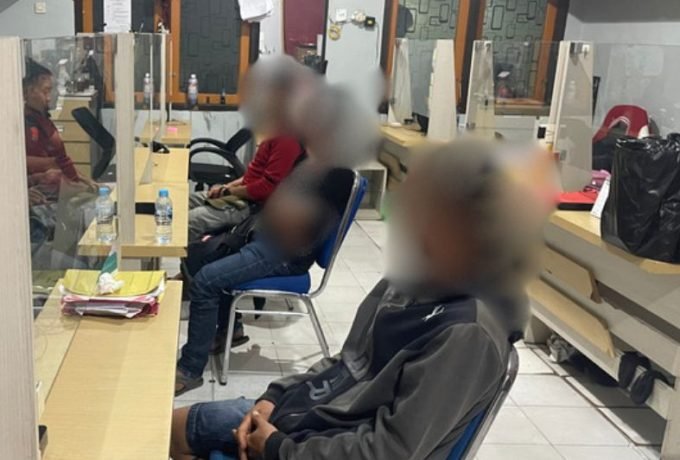 PERIKSA: Penyidik Satreskrim Polres Tarakan saat melakukan pemeriksaan terhadap ketiga orang pelaku pengerusakan warung. (Dok: Satreskrim Polres Tarakan).