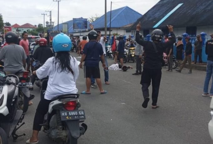 TABRAK : Tampak salah seorang pengendara yang diduga tewas di tempat usai mengalami kecelakaan di Jalan RE Martadinata pada Kamis, 8 Februari 2024.