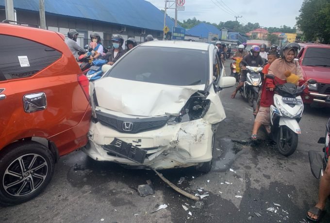 RINGSEK : Salah satu mobil yang ringsek pasca tabrakan beruntun di Jalan RE Martadinata pada Kamis, 8 Februari 2024. (Dok: Humas Polres Tarakan)