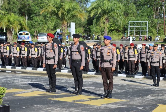 APEL : Kapolres Nunukan, AKBP Taufik Nurmandia saat melakukan apel pergerakan pasukan pengamanan TPS (FOTO: Humas Polres Nunukan)