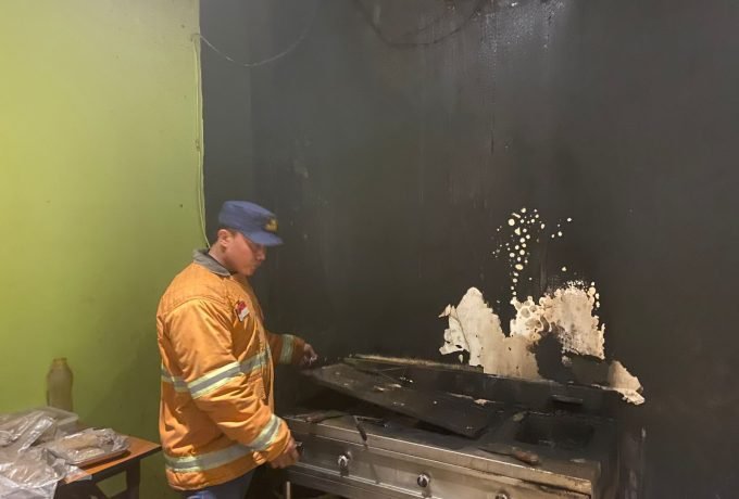 HANGUS: Peralatan memasak berupa kompor yang hangus terbakar di salah satu gerai burger yang ada di Jalan Jenderal Sudirman pada Sabtu, 10 Februari 2024. (Foto: Endah Agustina/Benuanta)