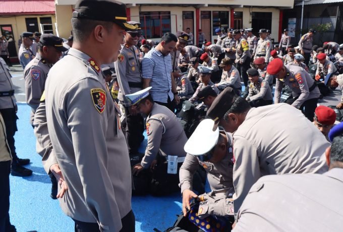 PERIKSA: Kapolres Tarakan, AKBP Ronaldo Maradona melakukan pemeriksaan terhadap kelengkapan dan kerapian personel untuk PAM TPS 14 Februari 2024 mendatang. (Dok: Humas Polres Tarakan)