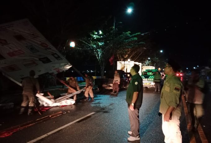 DITURUNKAN : Tampak APK peserta pemilu yang di turunkan salah satunya yang ada di kawasan tepian Sungai Kayan.