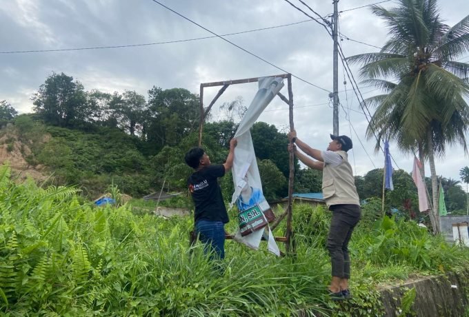 TERTIBKAN: Petugas Bawaslu saat melakukan penertiban APK pada tahapan masa tenang di Kecamatan Tarakan Tengah, Ahad, 11 Februari 2024. (Foto: Endah Agustina/Benuanta).