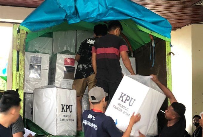 DIEDARKAN : Kondisi proses persiapan pendistribusian kotak suara ke TPS paling terjauh yang mencapai 9 kecamatan yang ada di Kabupaten Berau dari halaman