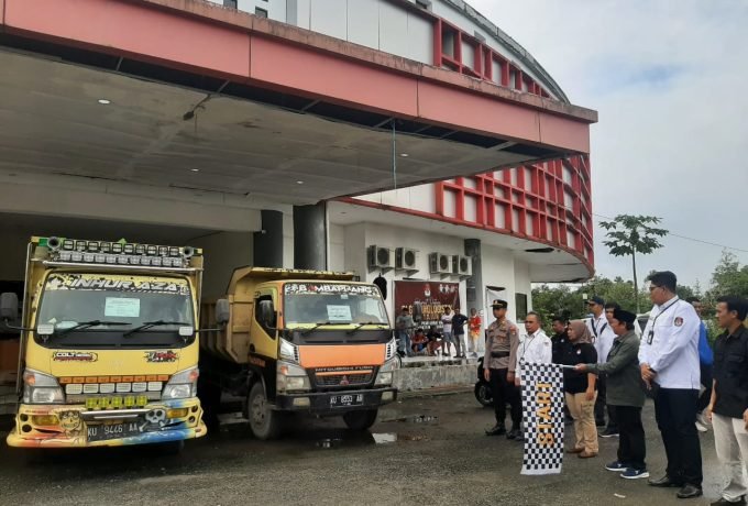 PENDISTRIBUSIAN: Tampak KPU Provinsi Kaltara dan KPU Kabupaten Bulungan saat melepaskan pendistribusian logistik ke wilayah terjauh.
