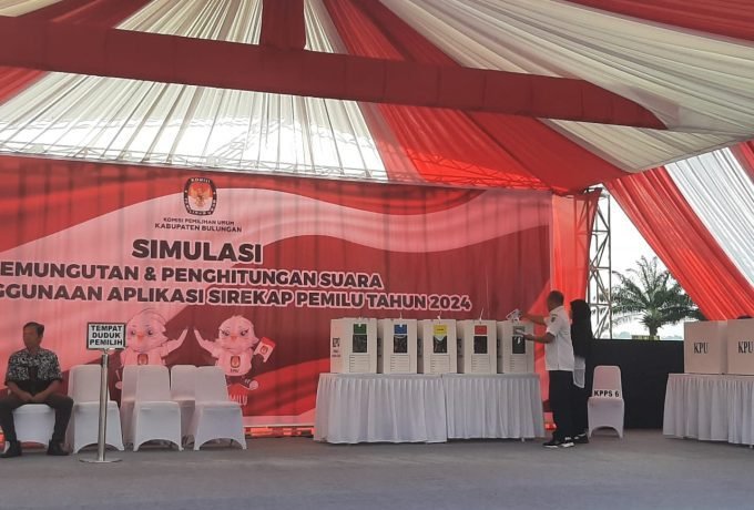 CONTOH: KPPS saat melaksanakan simulai pemungutan suara.