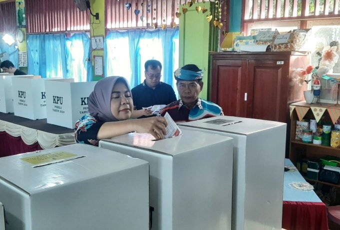 MEMILIH: Gubernur Kaltara bersama anak dan istrinya saat memasukkan surat suara.