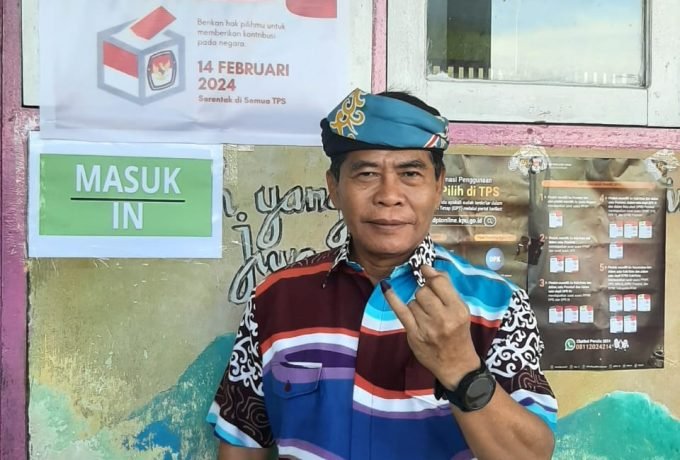 TUNJUKKAN: Gubernur Kaltara Zainal Arifin Paliwang usai mencoblos perlihatkan jari yang dicelupkan dalam tinta.