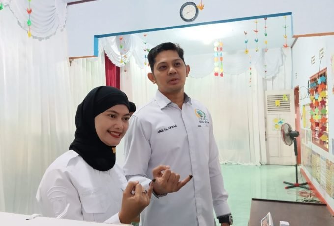 MEMILIH : Bupati Nunukan setelah melaksanakan pemilihan umum di TPS 21 (FOTO: Ist)