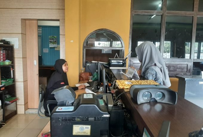 PENGAMBILAN: Warga yang melakukan pengambilan KTP di Disdukcapil Bulungan